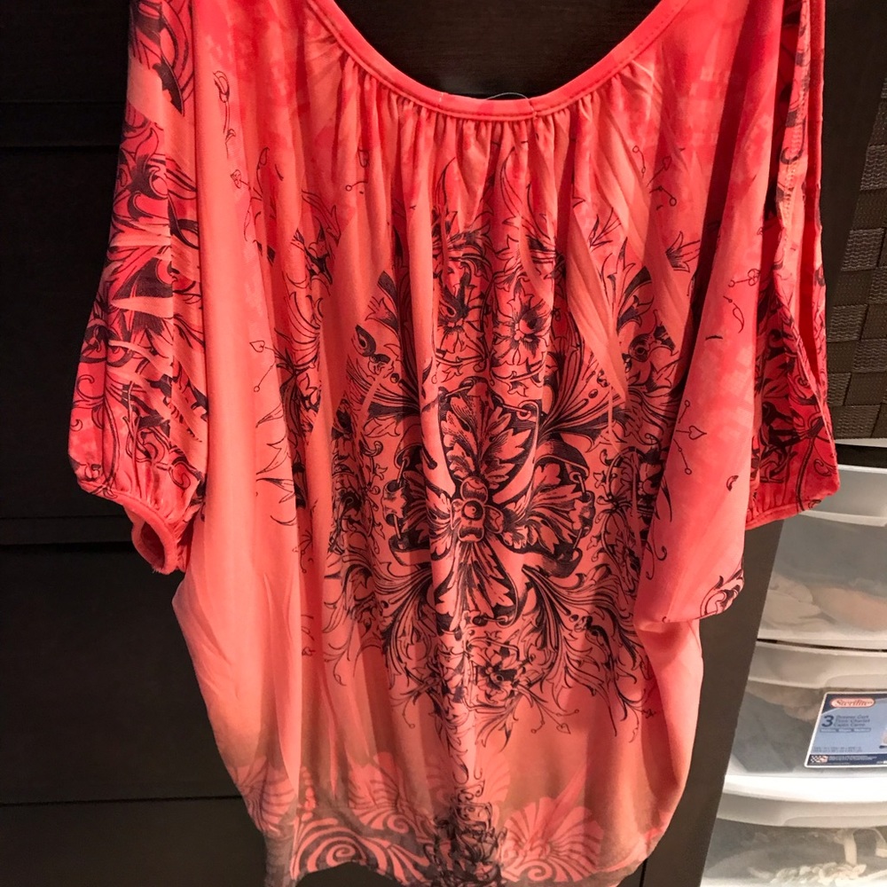 Cache woman’s top